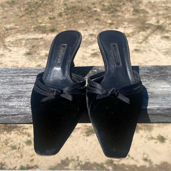 Black Suede Point Kitten Heels Ann Taylor Brand Size 5.5 - Picture 3 of 5